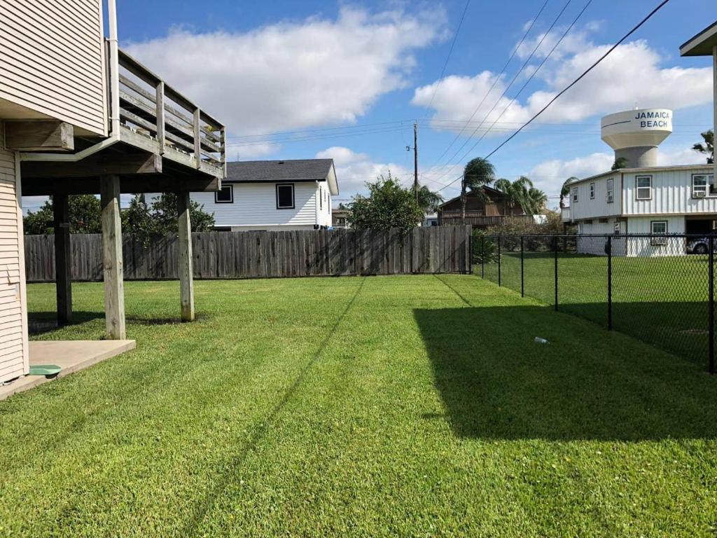 Cute Jamaica Beach Gem with Huge Deck and Pup Friendly Fence - image 3