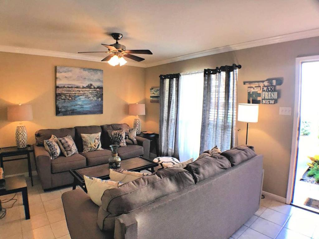 Sandpiper Stay Condo - Pool Near Beach and Seawall! - image 3