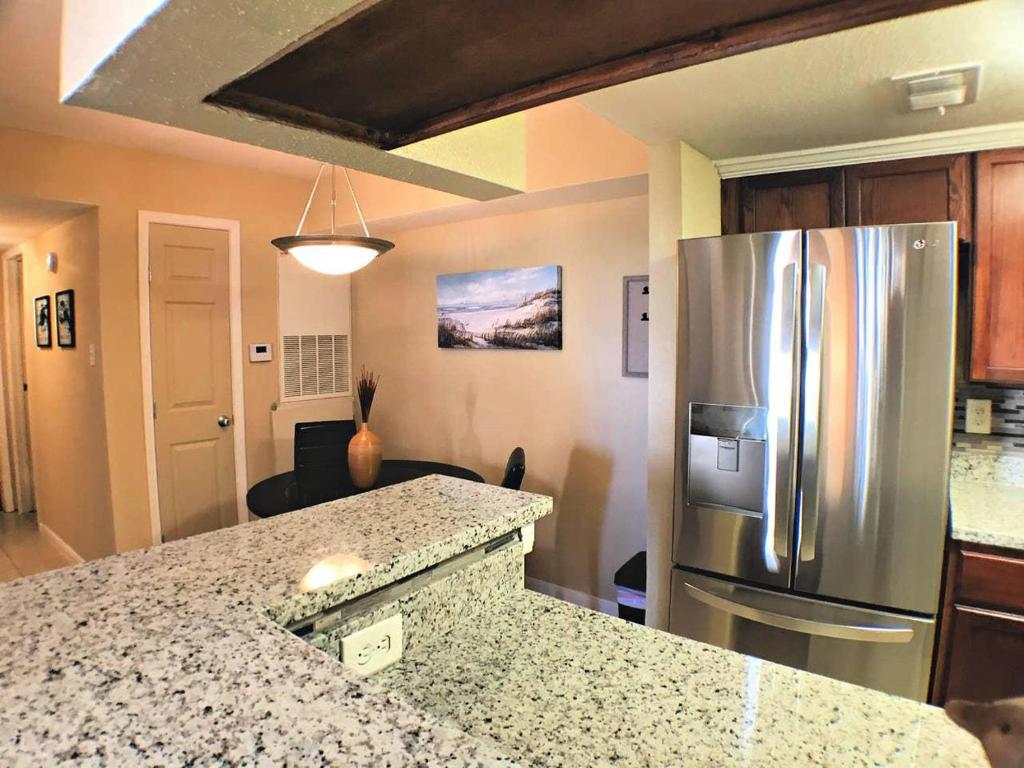 Sandpiper Stay Condo - Pool Near Beach and Seawall! - image 5