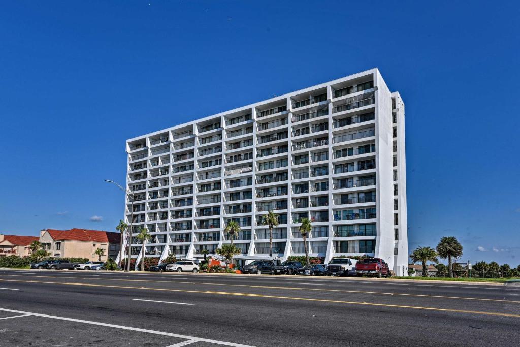 Bright Beach Condo with Ocean View and Balcony! - image 2