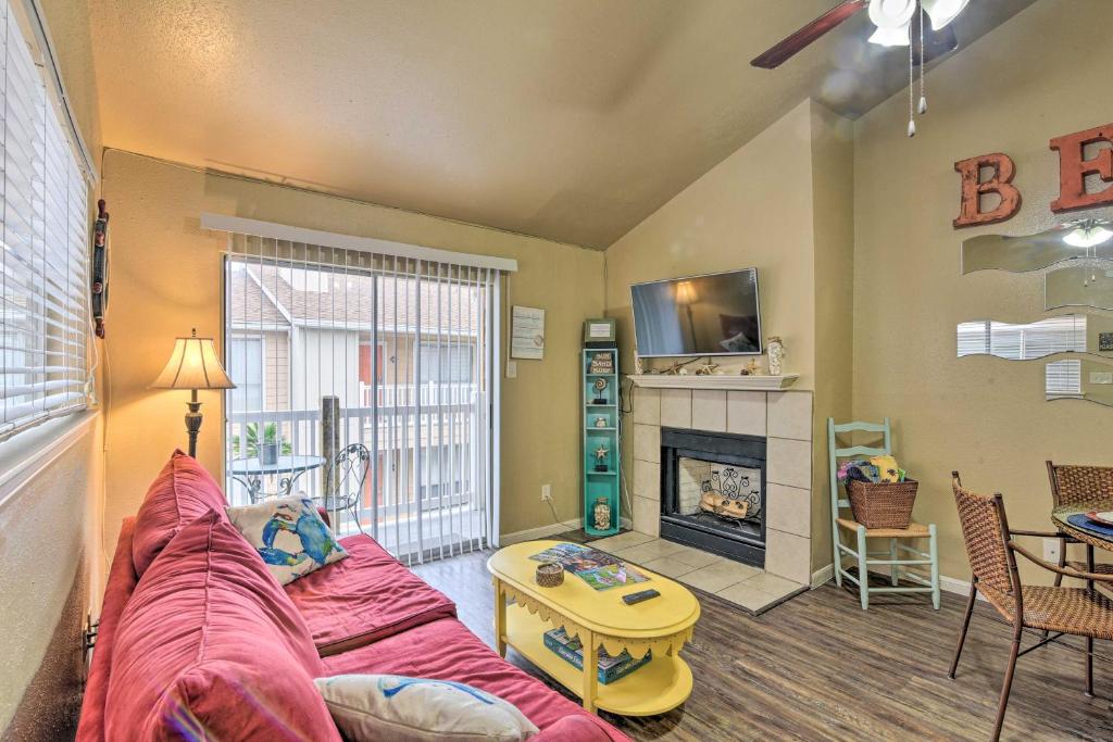 Romantic Galveston Retreat with Amenity Access! - main image