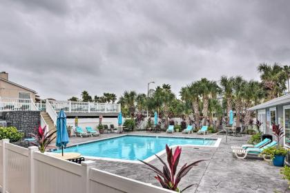 Romantic Galveston Retreat with Amenity Access! - image 11