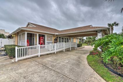 Romantic Galveston Retreat with Amenity Access! - image 12