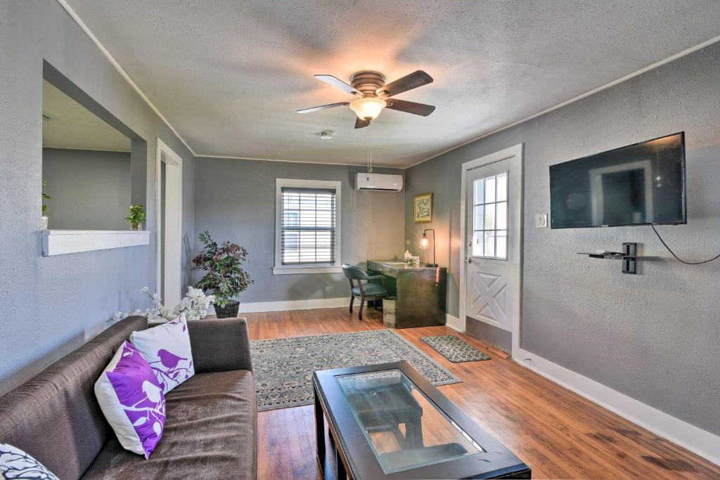 Walkable Galveston Apartment 1 Mi to Seawall - image 4