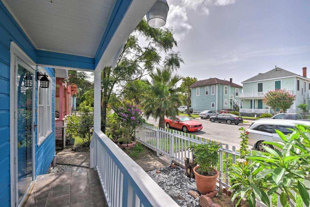 Colorful Bungalow Only half Mile to Pleasure Pier! - main image