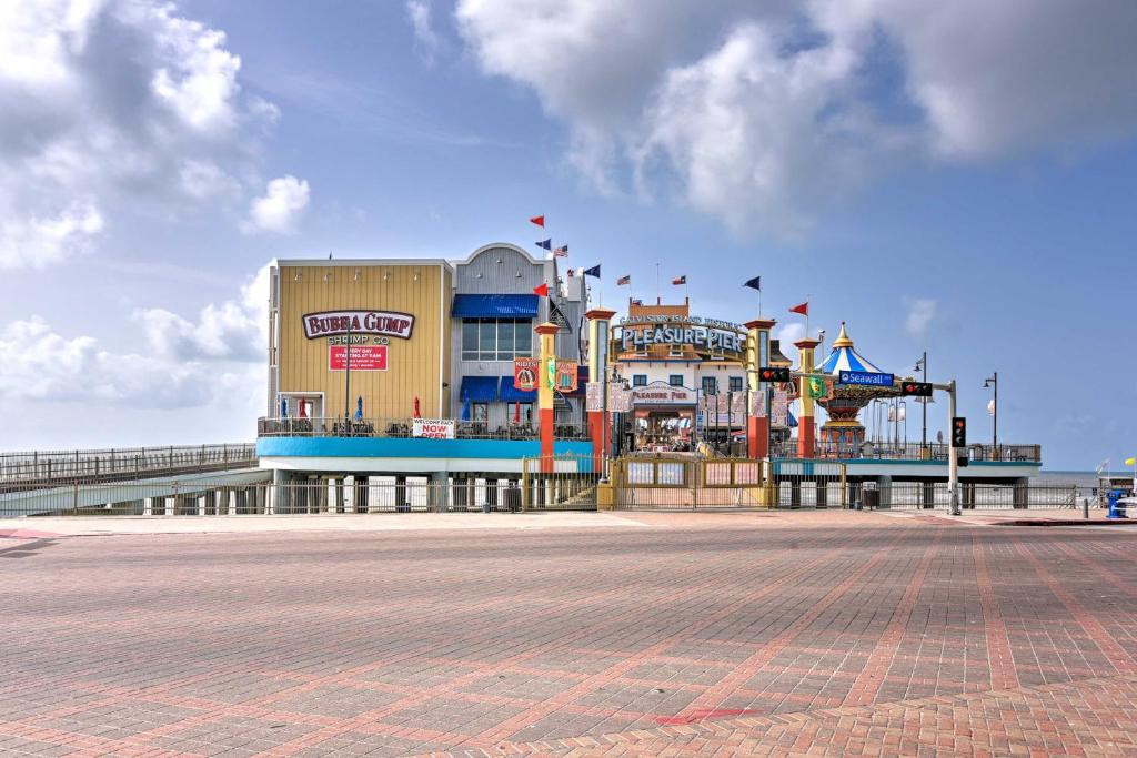 Colorful Bungalow Only half Mile to Pleasure Pier! - image 2