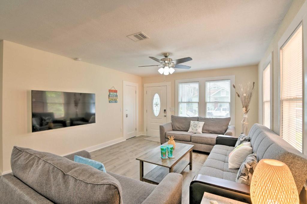 Colorful Bungalow Only half Mile to Pleasure Pier! - image 3