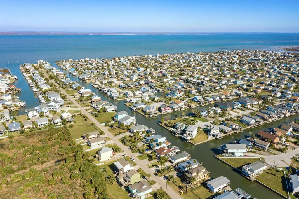 Anchor Down - Sparkling Bay Waterfront Spot- Boat Slip-Easy Walk to Beach! - image 4