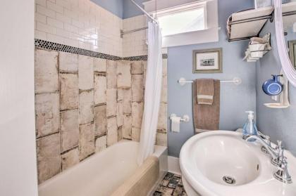 Roses Beach House - 2 Blocks to Pleasure Pier! - image 2