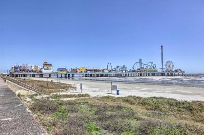 Roses Beach House - 2 Blocks to Pleasure Pier! - image 3