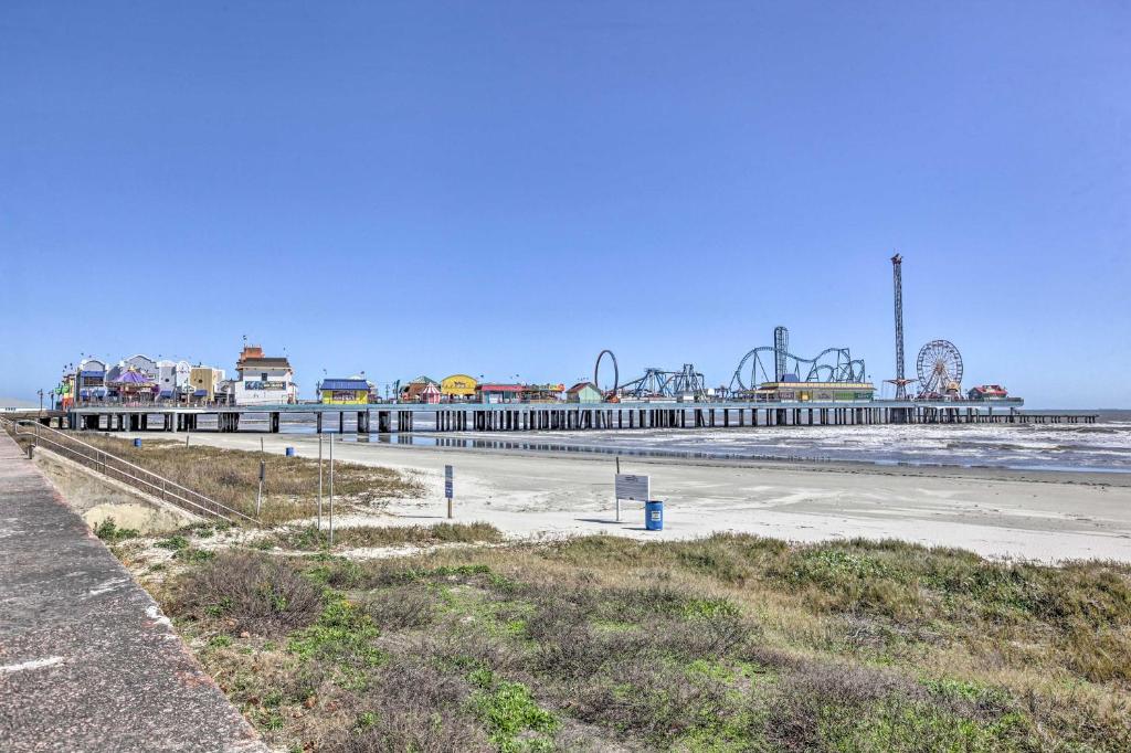 Roses Beach House - 2 Blocks to Pleasure Pier! - image 3