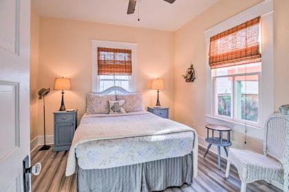 Roses Beach House - 2 Blocks to Pleasure Pier! - image 5