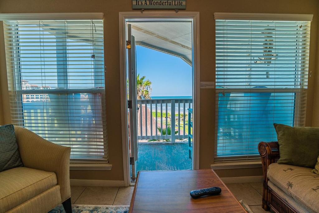 Beach Beauty - Spectacular top-floor balcony views at Seascape - image 3