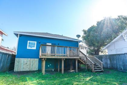 Beyond the Blue Fabulous Beach House close to Seawall and Pleasure Pier - image 4