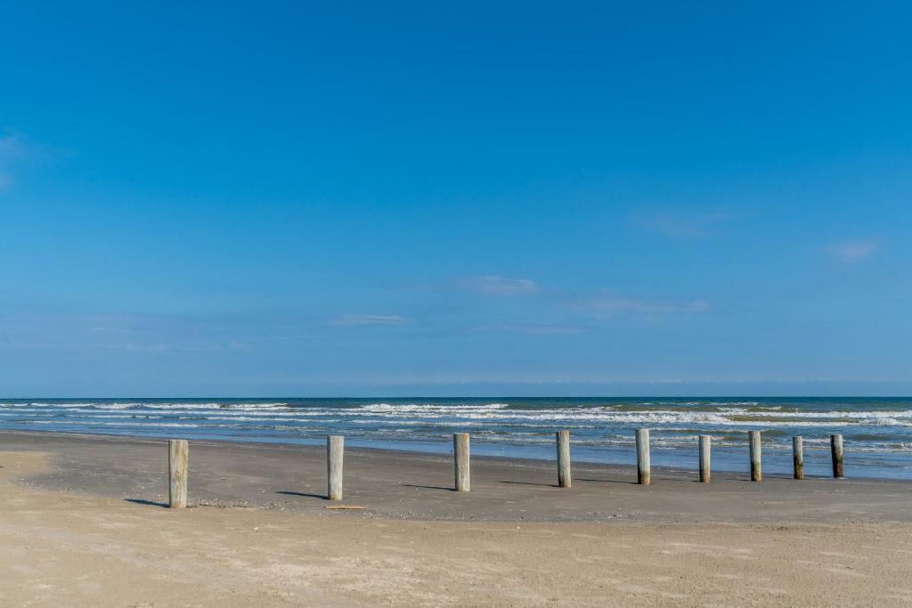 Cast a Waves - Great Beach Bungalow - Close to the Gulf - main image