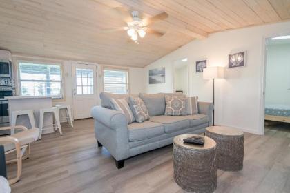 Cast a Waves - Great Beach Bungalow - Close to the Gulf - image 3