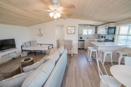 Cast a Waves - Great Beach Bungalow - Close to the Gulf - image 5