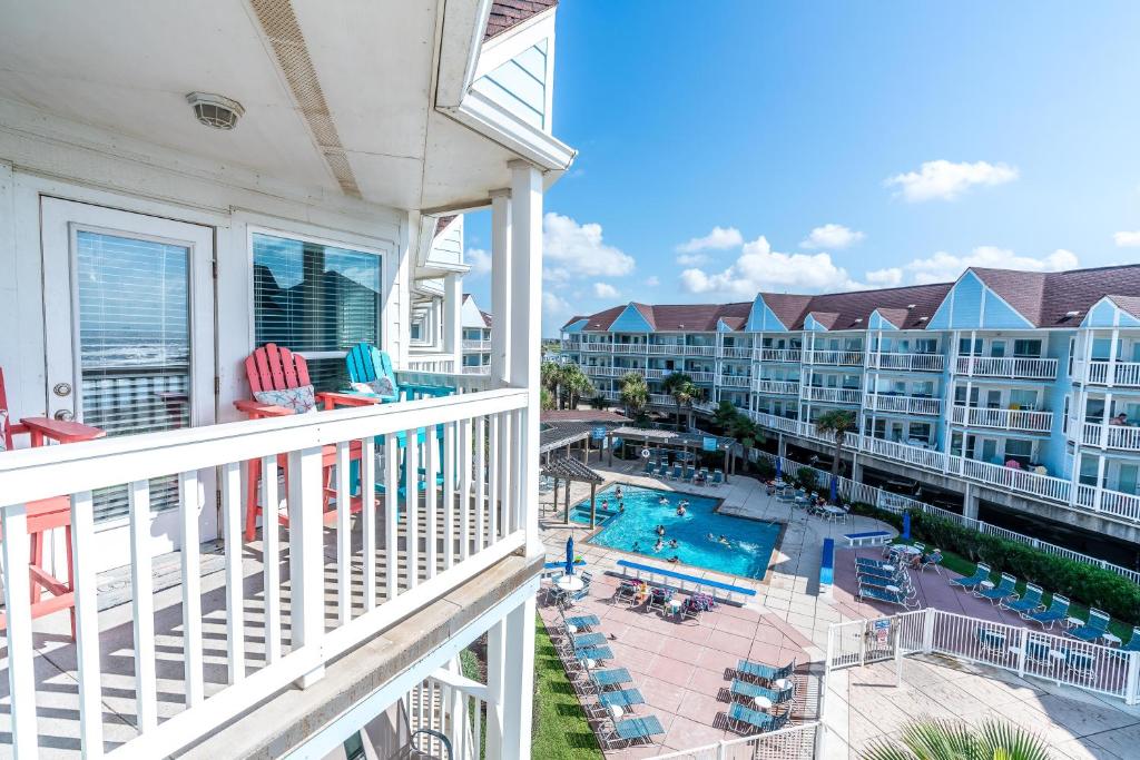 Great Condo in Seascape Fabulous Pool Area Private Boardwalk Takes You Right to the Beach - image 2