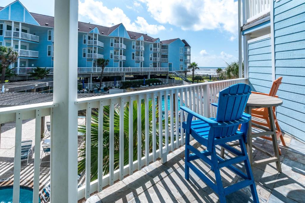 Great Condo in Seascape Fabulous Pool Area Private Boardwalk Takes You Right to the Beach - image 3