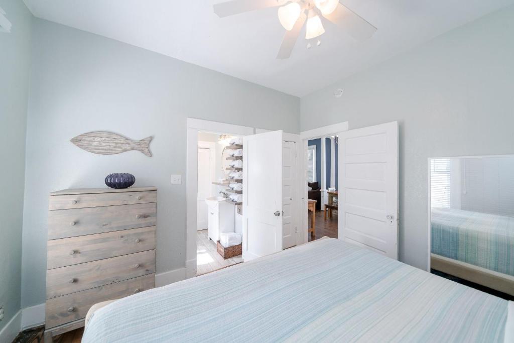 Out of the Blue Great home in the Heart of Galveston Walk to the beach and Pleasure Pier - image 3