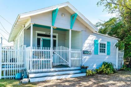 Out of the Blue Great home in the Heart of Galveston Walk to the beach and Pleasure Pier - image 4