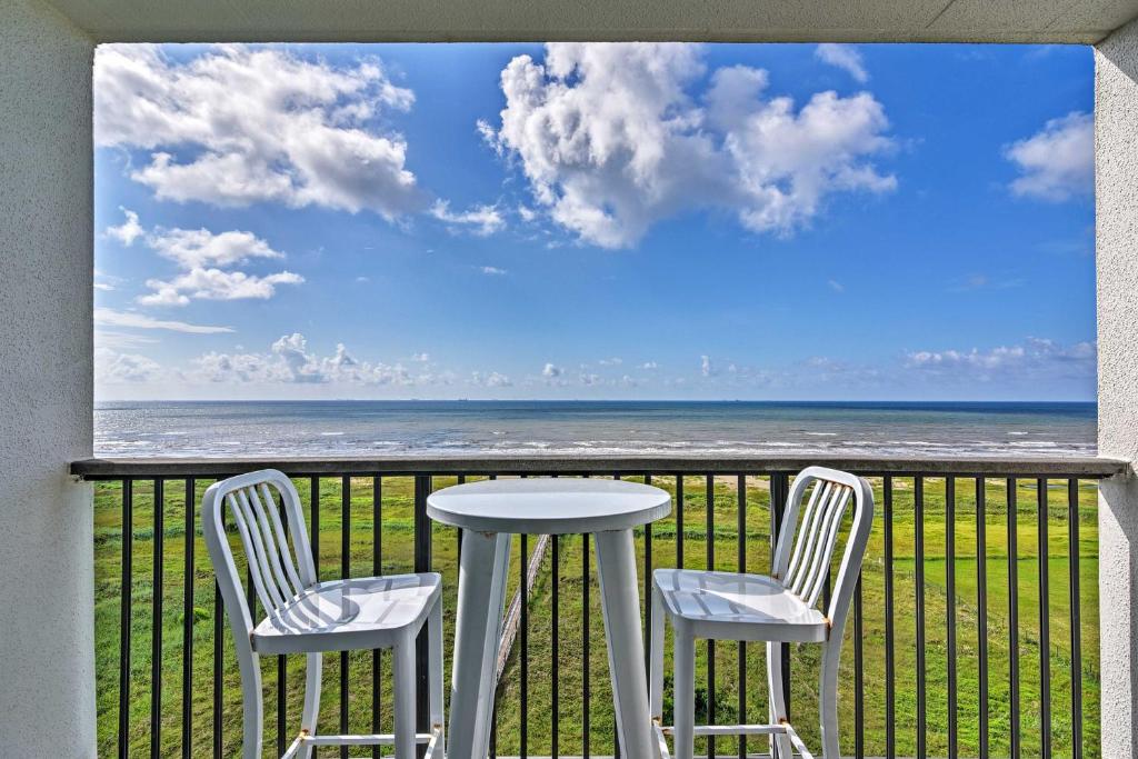 Stunning Galveston Studio with Beach Access! - main image