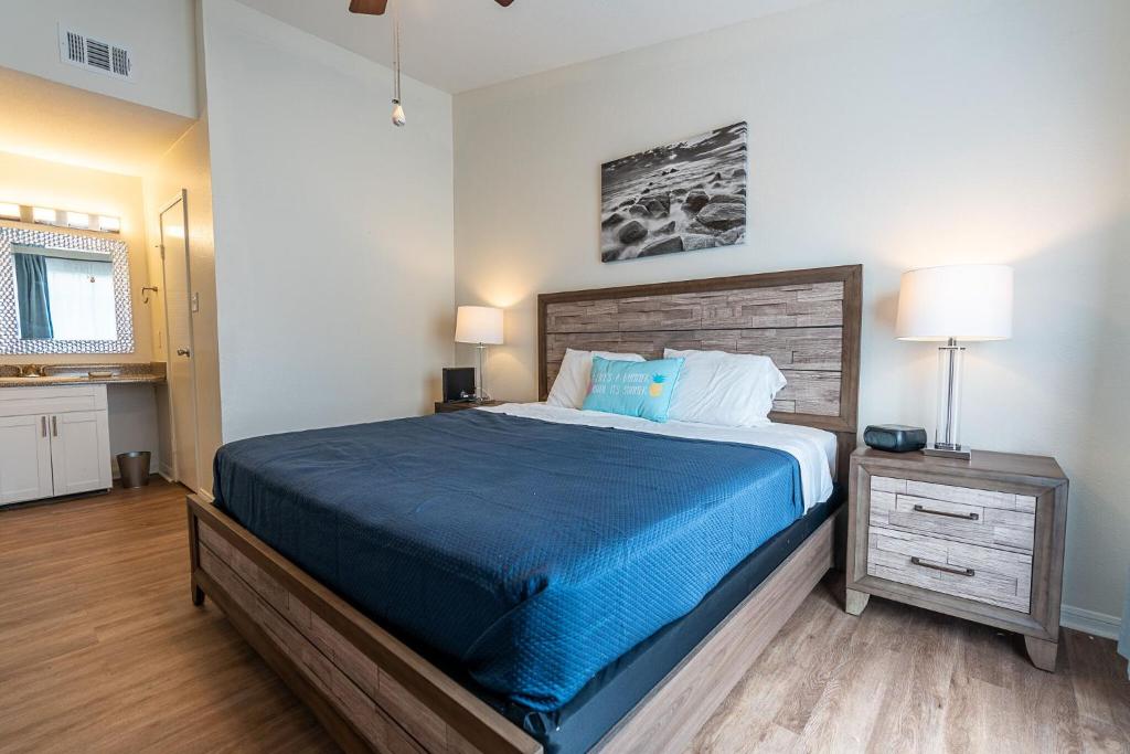 Beautiful newly renovated escape near popular Galveston attractions - image 3