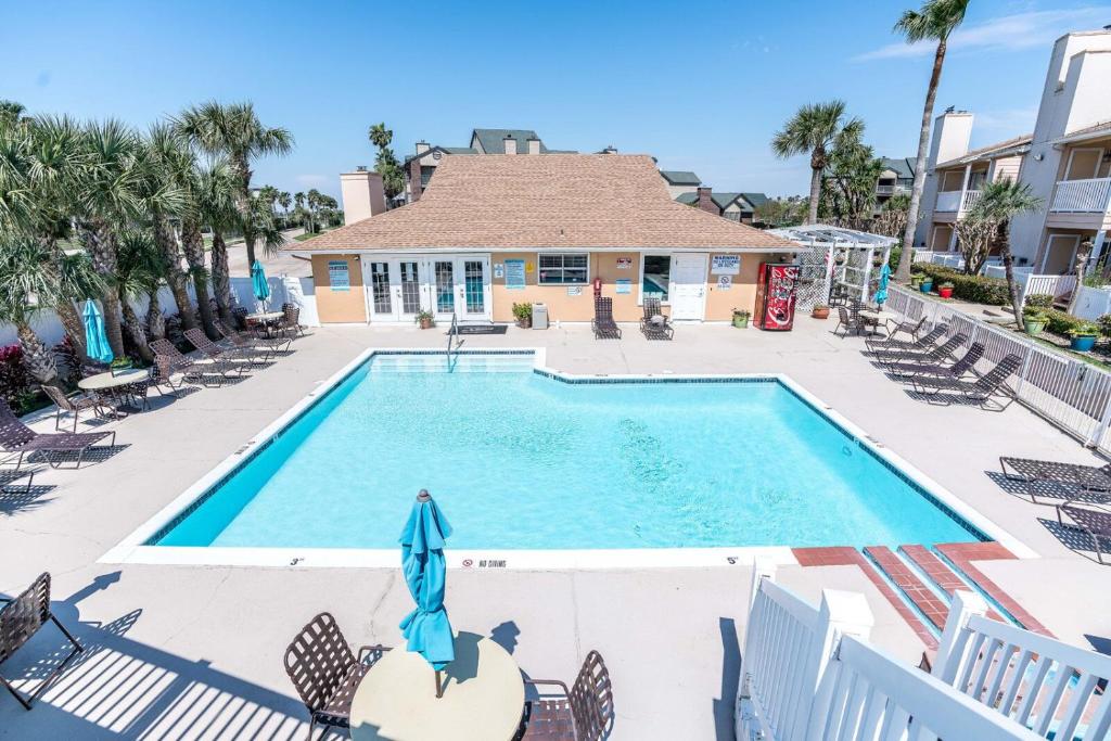 Beautiful newly renovated escape near popular Galveston attractions - image 4