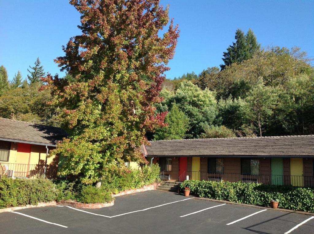 Humboldt Redwoods Inn - main image