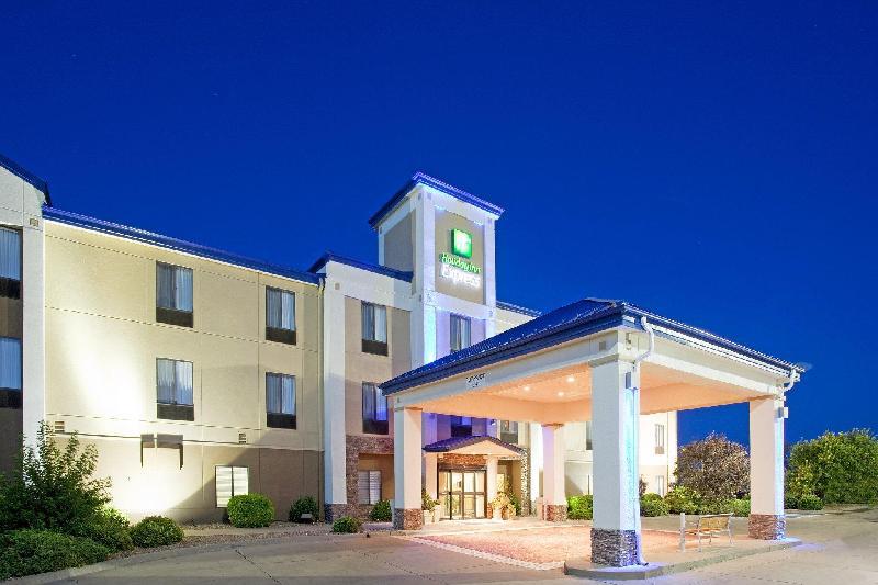 Holiday Inn Express Hotel & Suites Garden City - image 2