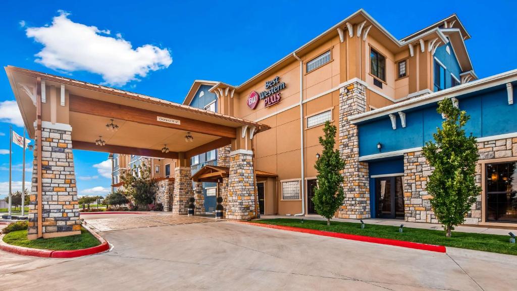 Best Western Plus Emerald Inn & Suites - main image