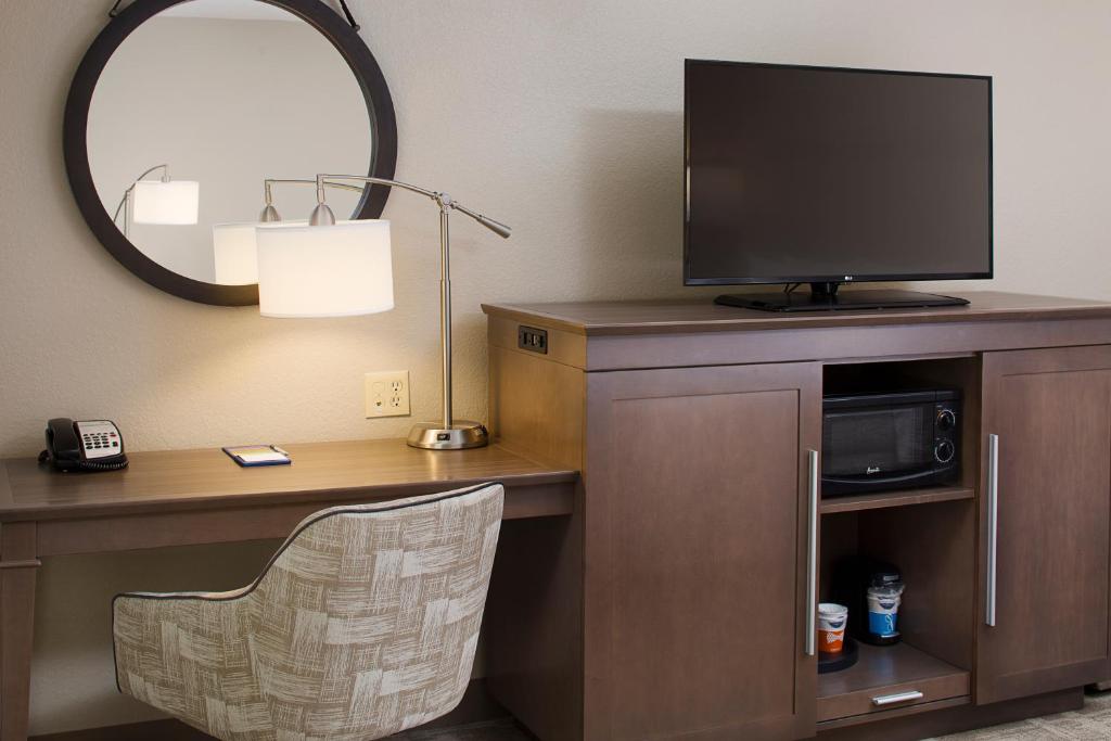 Hampton Inn by Hilton Garden City Long Island - image 3