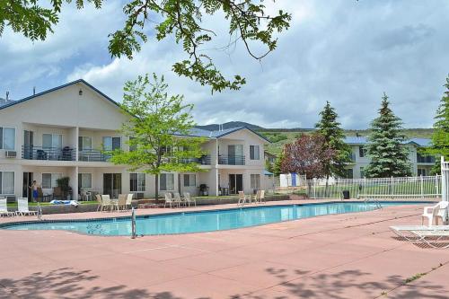 Tennis Court Condo - image 3