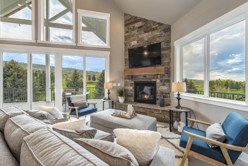 Beautiful Parade Home Overlooking Bear Lake Golf Course and Bear Lake with Private Hot Tub- Sleep 34 - main image