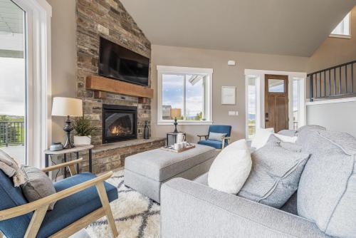 Beautiful Parade Home Overlooking Bear Lake Golf Course and Bear Lake with Private Hot Tub- Sleep 34 - image 3