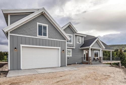 Beautiful Parade Home Overlooking Bear Lake Golf Course and Bear Lake with Private Hot Tub- Sleep 34 - image 4