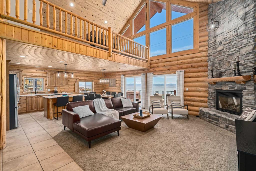 Spacious Garden City Getaway Overlooking Bear Lake - image 4