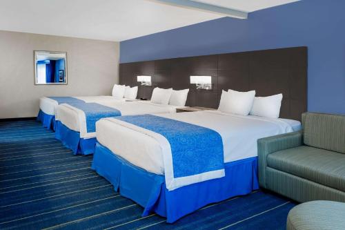 Days Inn & Suites by Wyndham Anaheim At Disneyland Park - image 2