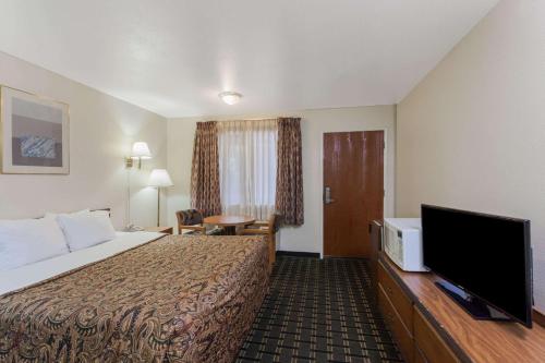 Days Inn by Wyndham Anaheim West - image 3