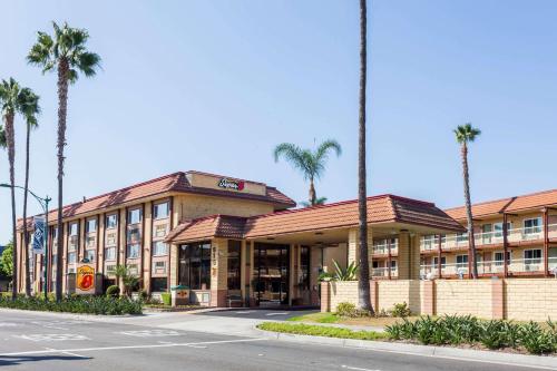 Super 8 by Wyndham Anaheim/Disneyland Drive - main image