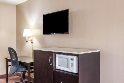 Super 8 by Wyndham Anaheim/Disneyland Drive - image 3