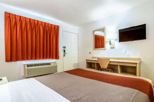 Motel 6-Anaheim CA - Fullerton East - image 4