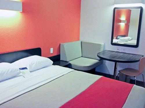 Motel 6-Anaheim CA - image 4