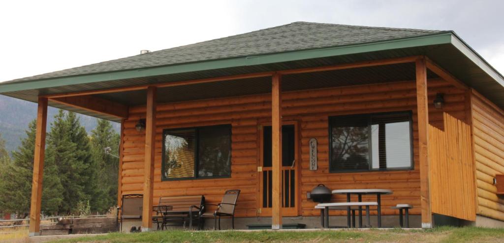 Yellowstone Park Riverfront Cabins - main image