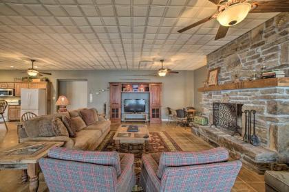 Family and Fisherman Friendly Home on Beaver Lake! - image 10