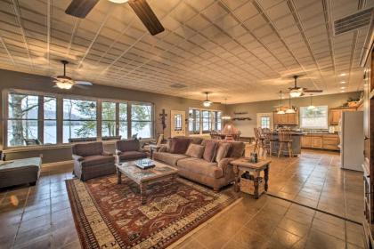 Family and Fisherman Friendly Home on Beaver Lake! - image 13