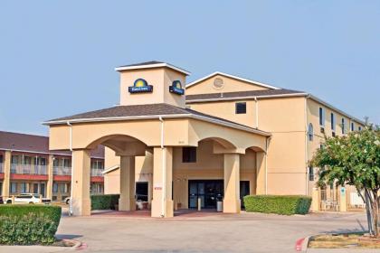 Days Inn by Wyndham Dallas Garland West - image 2