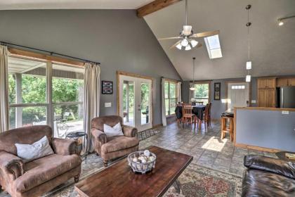 Mountain Home Cottage with Deck-Steps to White River - image 11