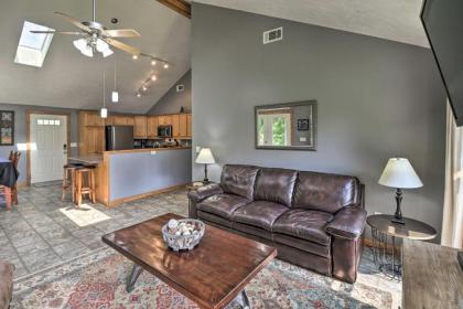 Mountain Home Cottage with Deck-Steps to White River - image 13