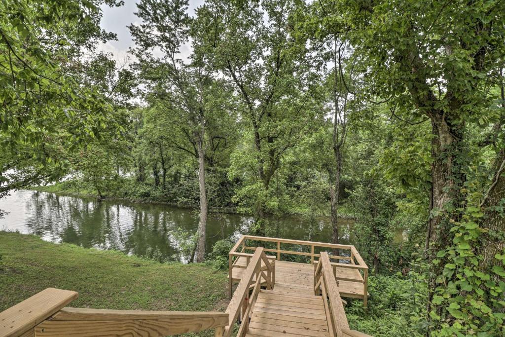 Mountain Home Cottage with Deck-Steps to White River - image 6